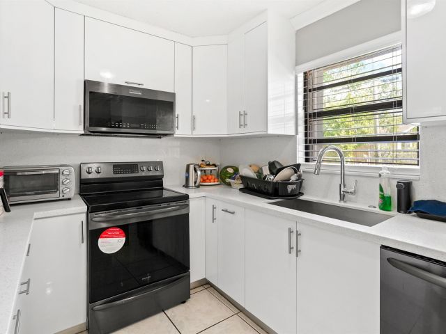 Продажа дома по адресу 2721 NW 22nd St - фото 6174812