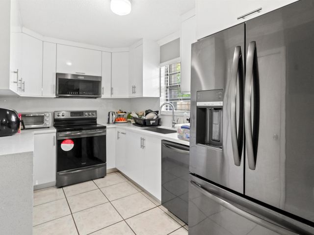 Продажа дома по адресу 2721 NW 22nd St - фото 6174813