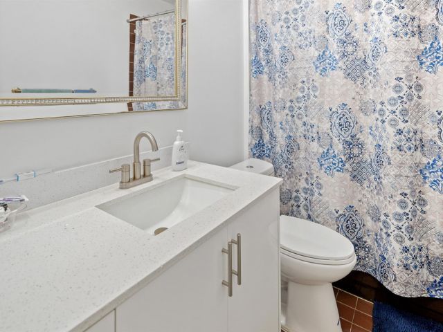 Продажа дома по адресу 2721 NW 22nd St - фото 6174818