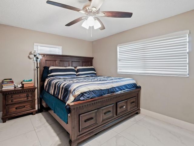 Продажа дома по адресу 2721 NW 22nd St - фото 6174819