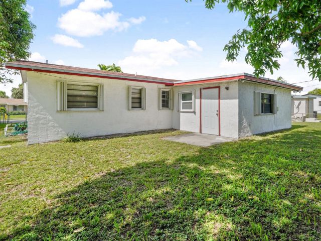 Продажа дома по адресу 2721 NW 22nd St - фото 6174820