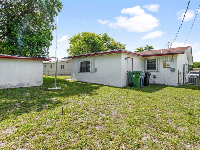 Продажа дома по адресу 2721 NW 22nd St - фото 6174821