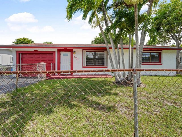 Продажа дома по адресу 2721 NW 22nd St - фото 6174822