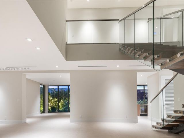 Дом в аренду по адресу 100 Hampton Ln - фото 6174216