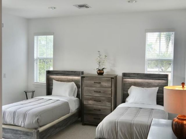 Дом в аренду по адресу 700 SW 8th Way - фото 6176422