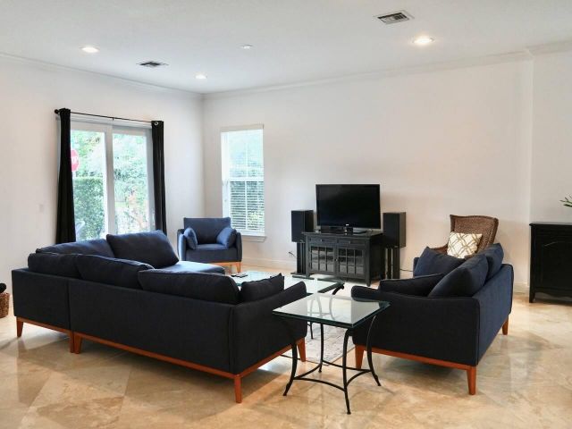 Дом в аренду по адресу 700 SW 8th Way - фото 6176434