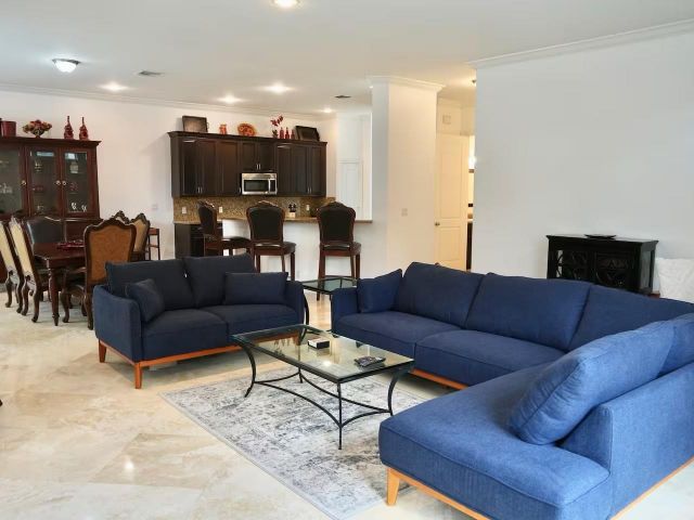 Дом в аренду по адресу 700 SW 8th Way - фото 6176435