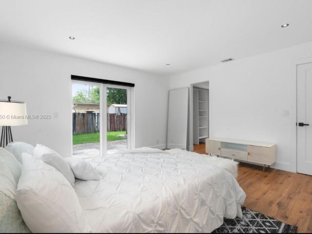 Продажа дома по адресу 309 SE 3rd Ave - фото 6178453