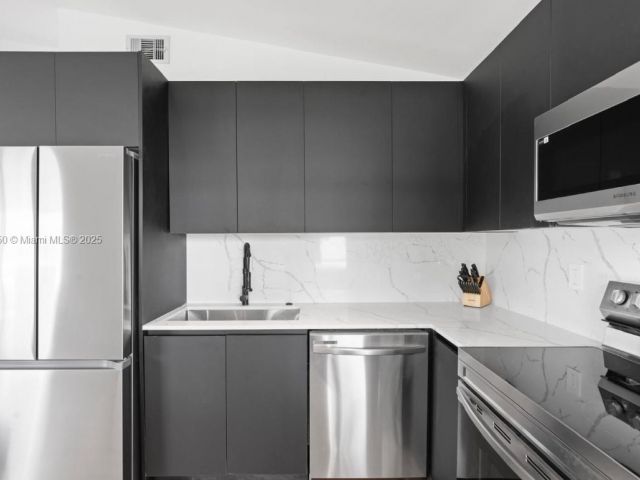 Продажа дома по адресу 309 SE 3rd Ave - фото 6178456