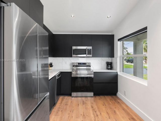 Продажа дома по адресу 309 SE 3rd Ave - фото 6178457