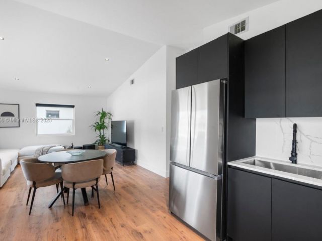 Продажа дома по адресу 309 SE 3rd Ave - фото 6178458