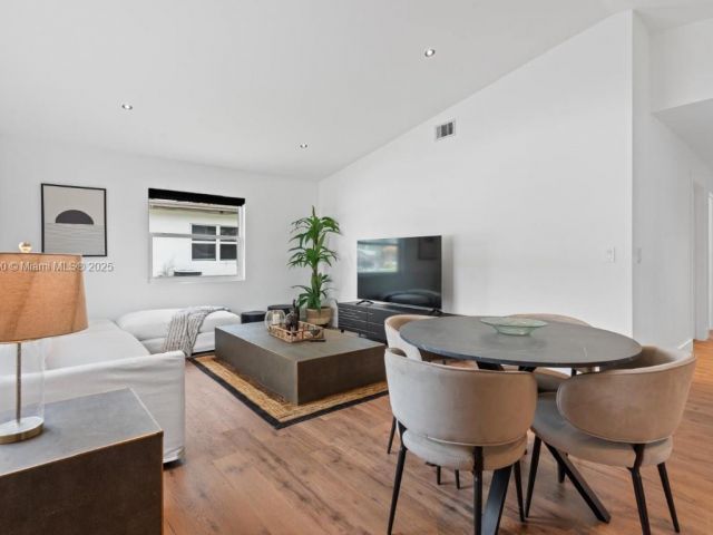 Продажа дома по адресу 309 SE 3rd Ave - фото 6178459