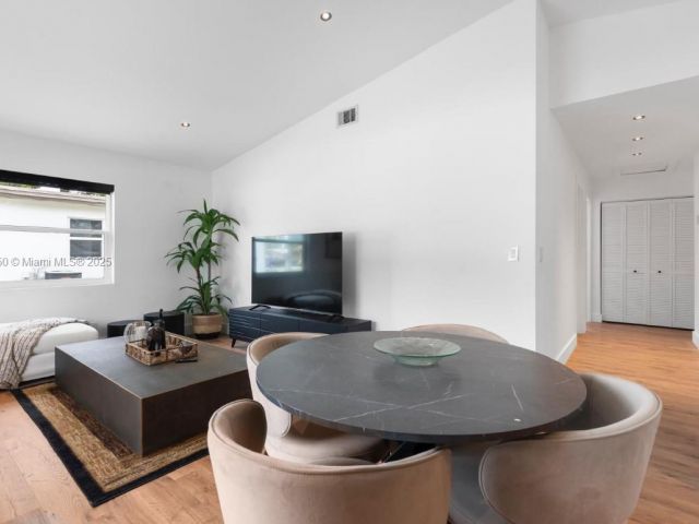 Продажа дома по адресу 309 SE 3rd Ave - фото 6178460