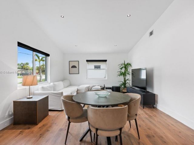 Продажа дома по адресу 309 SE 3rd Ave - фото 6178461