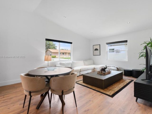 Продажа дома по адресу 309 SE 3rd Ave - фото 6178462