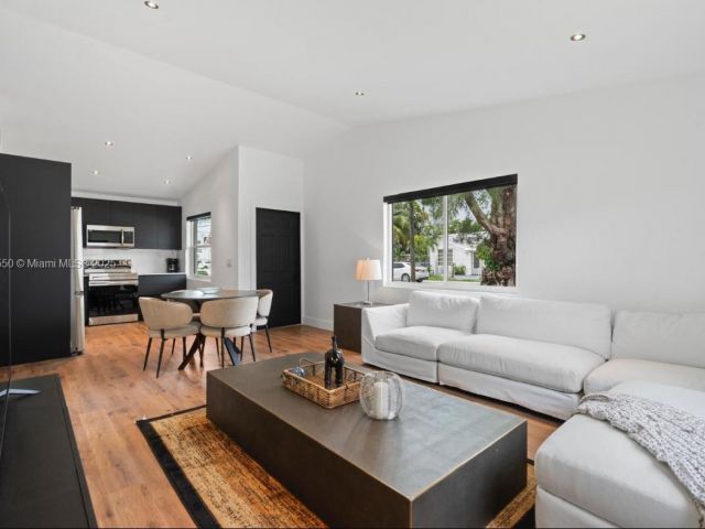 Продажа дома по адресу 309 SE 3rd Ave - фото 6178463