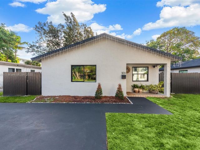 Продажа дома по адресу 309 SE 3rd Ave - фото 6178465