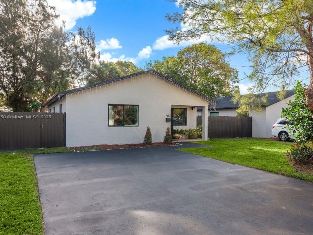 Продажа дома по адресу 309 SE 3rd Ave - фото 6178467