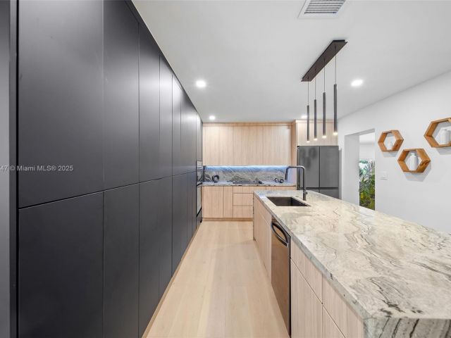 Продажа дома по адресу 11530 NE 7th Ave - фото 6223849