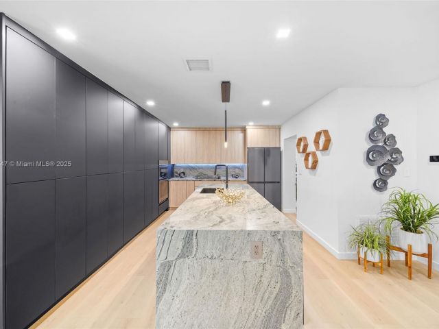 Продажа дома по адресу 11530 NE 7th Ave - фото 6223850