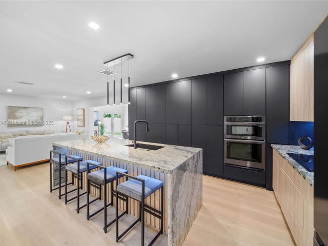 Продажа дома по адресу 11530 NE 7th Ave - фото 6223851