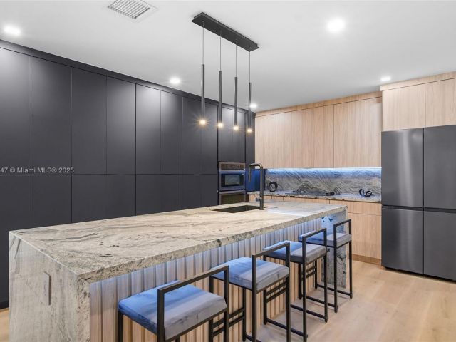 Продажа дома по адресу 11530 NE 7th Ave - фото 6223852