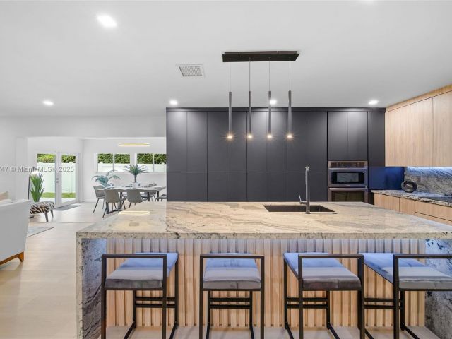 Продажа дома по адресу 11530 NE 7th Ave - фото 6223853