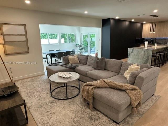 Продажа дома по адресу 11530 NE 7th Ave - фото 6223857