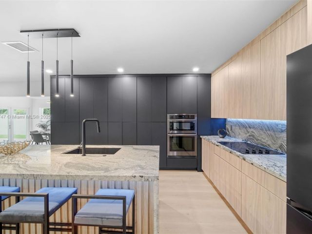 Продажа дома по адресу 11530 NE 7th Ave - фото 6223859