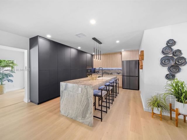 Продажа дома по адресу 11530 NE 7th Ave - фото 6223860