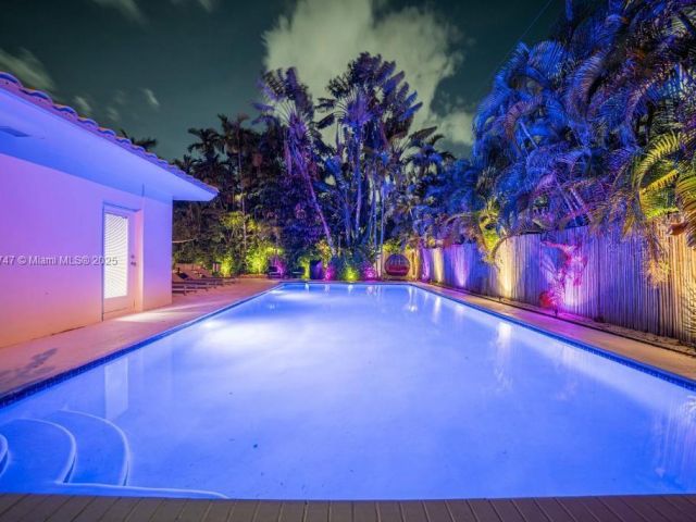 Продажа дома по адресу 11530 NE 7th Ave - фото 6223863