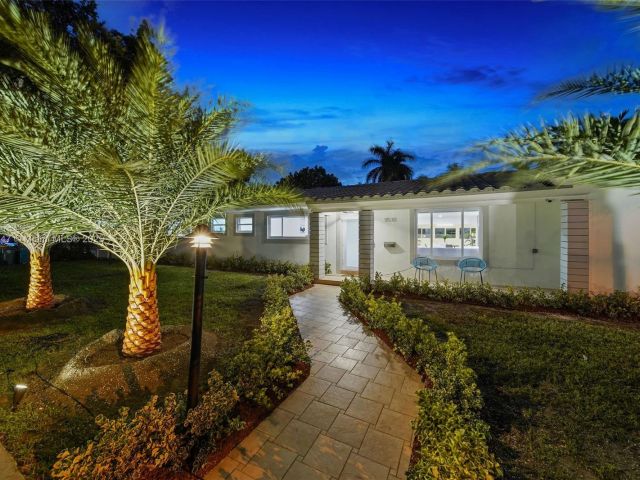 Продажа дома по адресу 11530 NE 7th Ave - фото 6223864