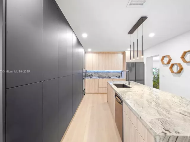 Продажа дома по адресу 11530 NE 7th Ave - фото 6223849