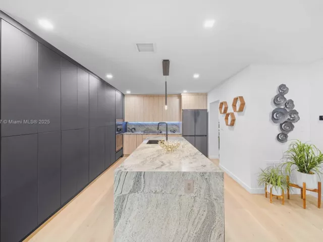 Продажа дома по адресу 11530 NE 7th Ave - фото 6223850