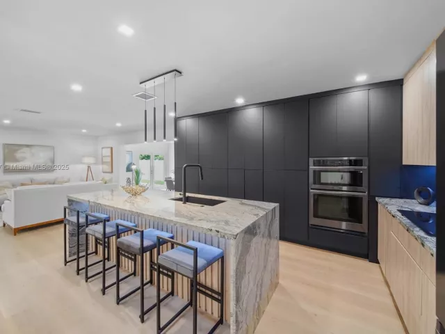 Продажа дома по адресу 11530 NE 7th Ave - фото 6223851