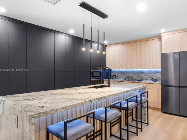 Продажа дома по адресу 11530 NE 7th Ave - фото 6223852