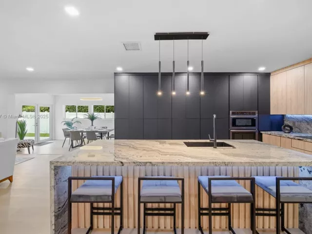 Продажа дома по адресу 11530 NE 7th Ave - фото 6223853