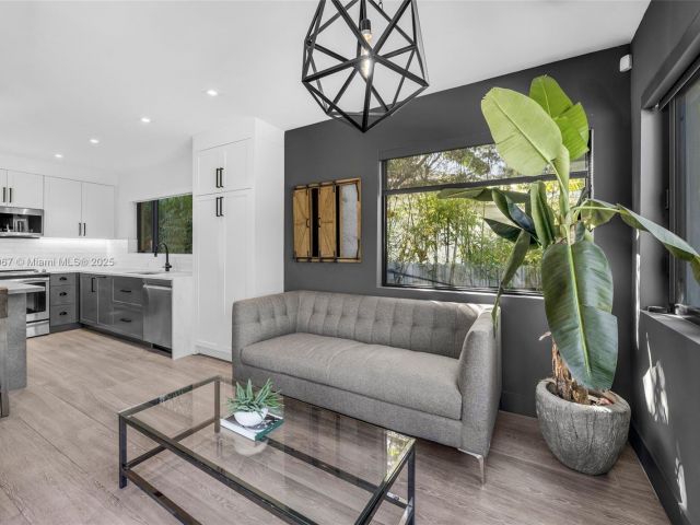 Дом в аренду по адресу 861 NE 74th St - фото 6175536