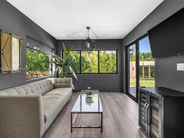 Дом в аренду по адресу 861 NE 74th St - фото 6175537