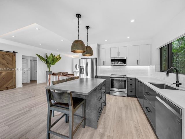 Дом в аренду по адресу 861 NE 74th St - фото 6175539