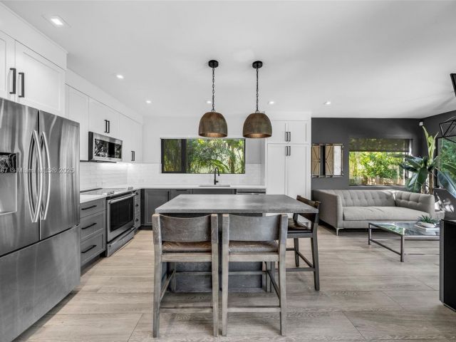 Дом в аренду по адресу 861 NE 74th St - фото 6175540