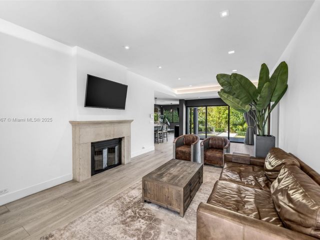 Дом в аренду по адресу 861 NE 74th St - фото 6175543