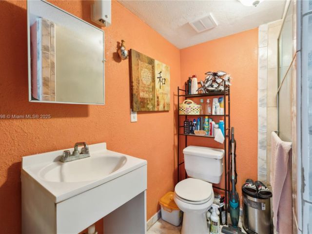 Продажа дома по адресу 3150 NW 90th St - фото 6175484