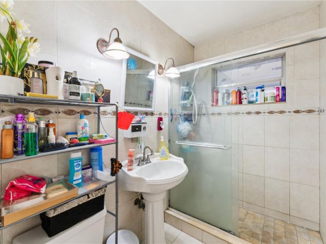 Продажа дома по адресу 3150 NW 90th St - фото 6175487