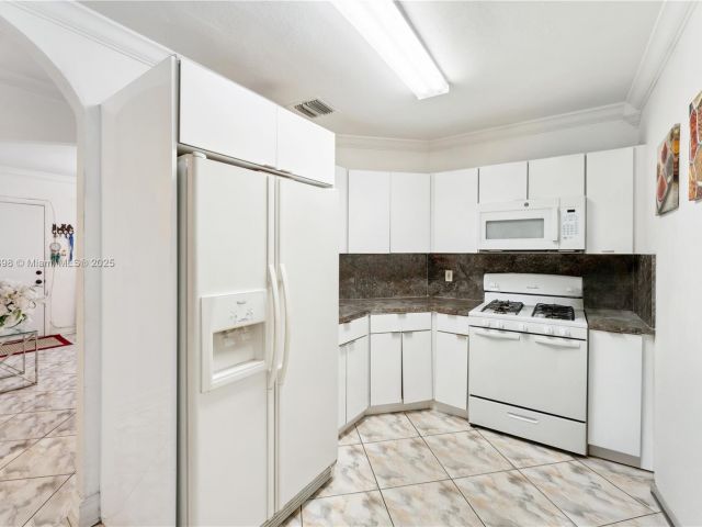 Продажа дома по адресу 3150 NW 90th St - фото 6175490