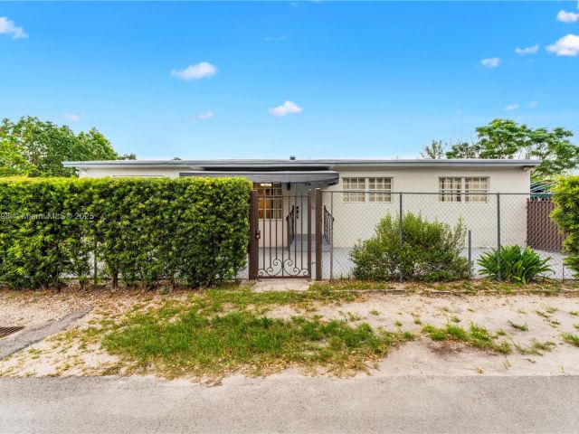 Продажа дома по адресу 3150 NW 90th St - фото 6175496