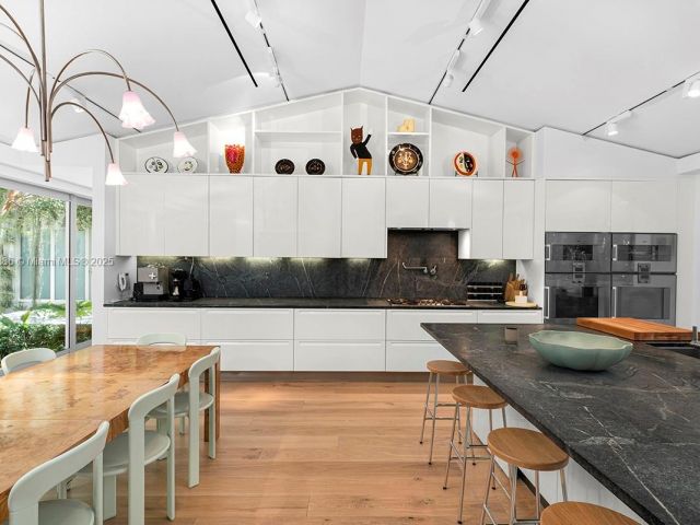 Продажа дома по адресу 11 La Gorce Cir - фото 6175822