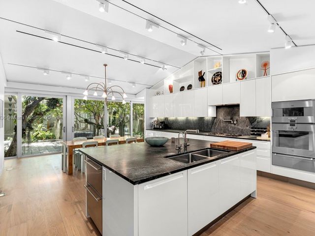 Продажа дома по адресу 11 La Gorce Cir - фото 6175823