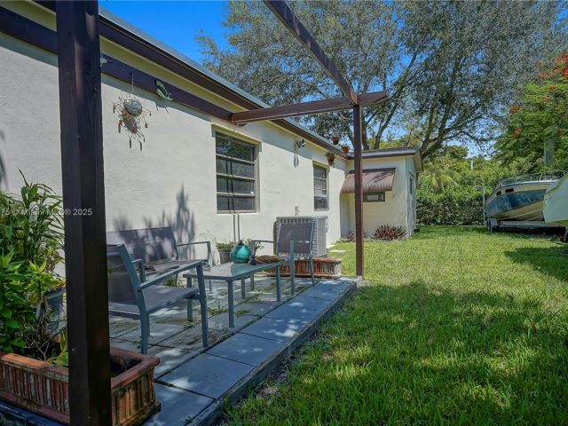 Продажа дома по адресу 1395 NE 178th St - фото 6223887