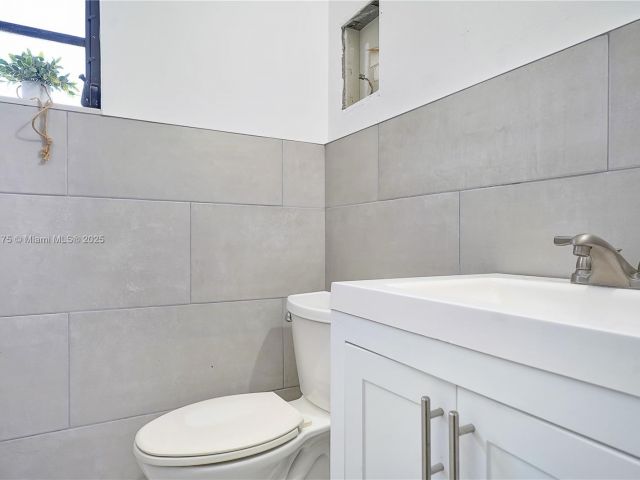 Продажа дома по адресу 1395 NE 178th St - фото 6223890